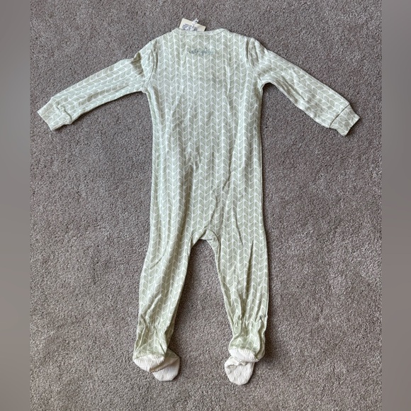 Simply Magnetic Me Green Cable Leaf Organic Cotton Footie. Elegant simple print - Picture 3 of 4